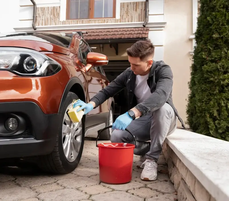 Lavage auto à domicile Gesnes : professionnel intervenant sur un véhicule
